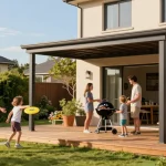Moderne Carport-Lösung in einem einladenden Garten mit spielenden Kindern und einer Familie beim Grillen.