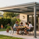 Moderne Terrassenüberdachung im Garten mit spielenden Kindern und gemütlicher Atmosphäre