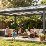 Freistehende Terrassenüberdachung im Garten, Familie genießt den Tag.